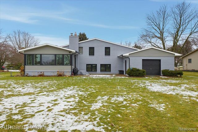 1412 Meadow Green Lane, Linden, MI 48451