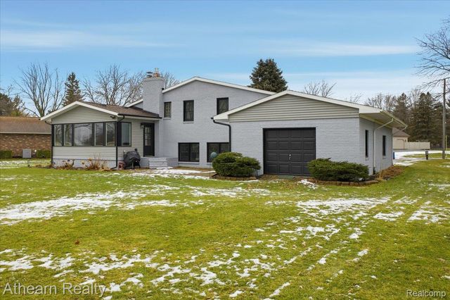 1412 Meadow Green Lane, Linden, MI 48451