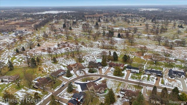 1412 Meadow Green Lane, Linden, MI 48451