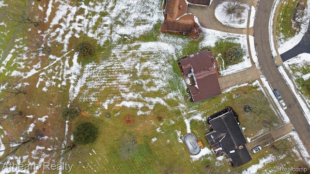 1412 Meadow Green Lane, Linden, MI 48451