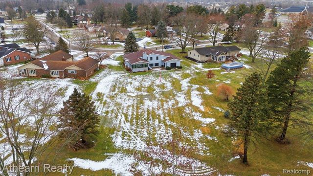 1412 Meadow Green Lane, Linden, MI 48451