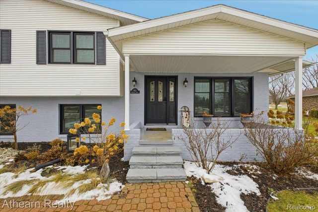 1412 Meadow Green Lane, Linden, MI 48451