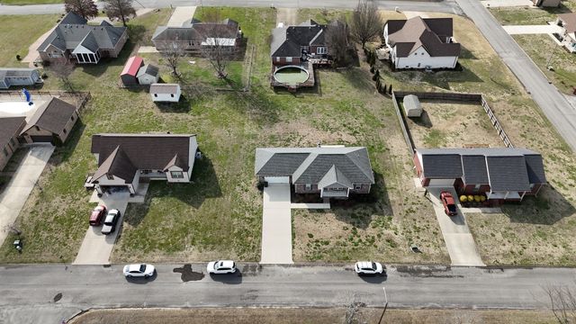 1702 Gordon Ln, Lawrenceburg, TN 38464