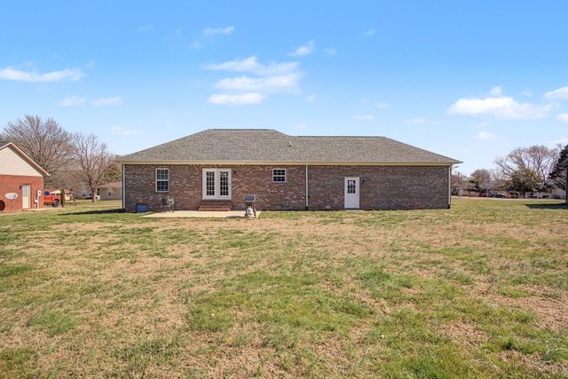 1702 Gordon Ln, Lawrenceburg, TN 38464