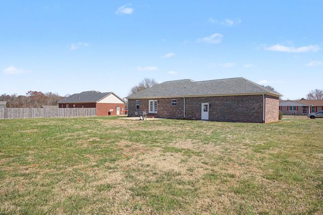 1702 Gordon Ln, Lawrenceburg, TN 38464