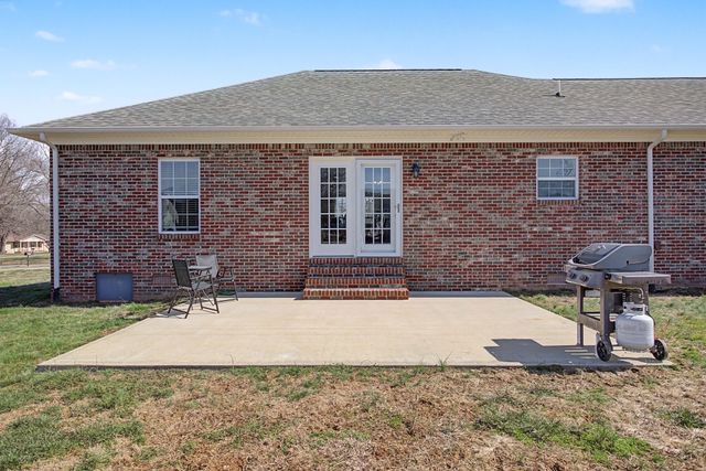 1702 Gordon Ln, Lawrenceburg, TN 38464