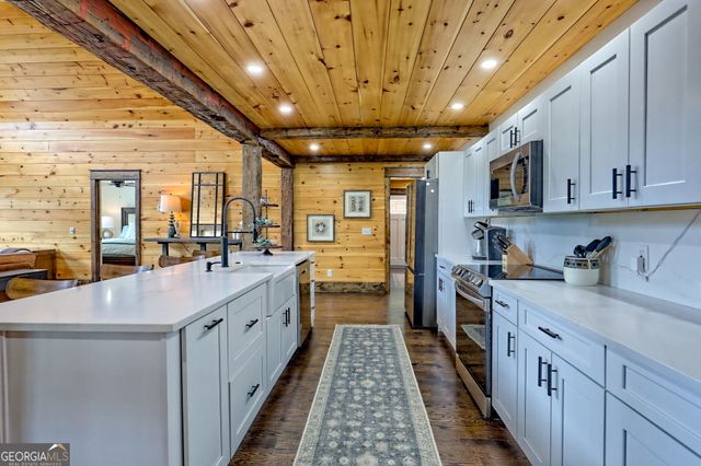 63 Redwood Lane, Tiger, GA 30576