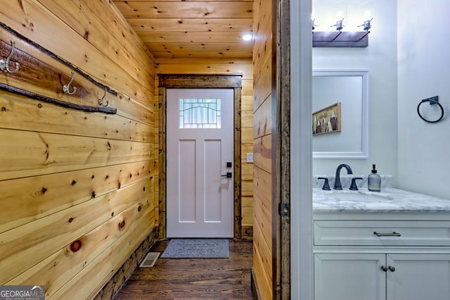 63 Redwood Lane, Tiger, GA 30576