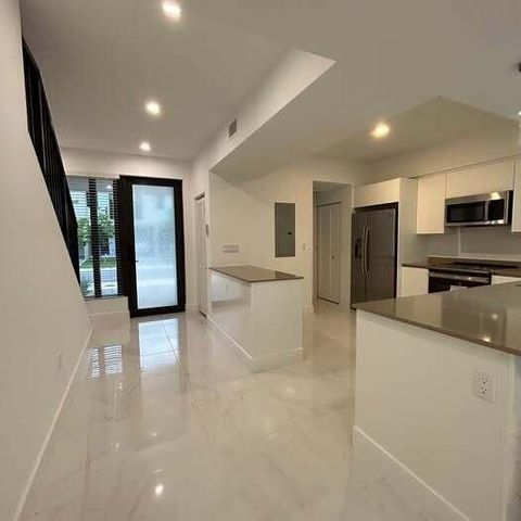 4110 N Oak Place, Davie, FL 33314