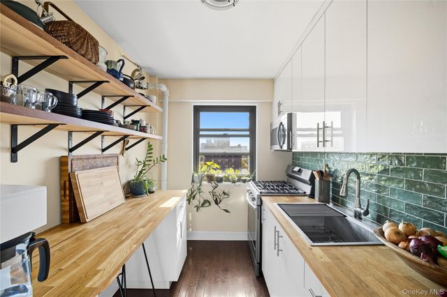 21-20 33rd Road 15C, Astoria, NY 11106