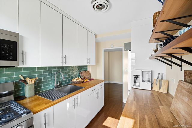 21-20 33rd Road 15C, Astoria, NY 11106