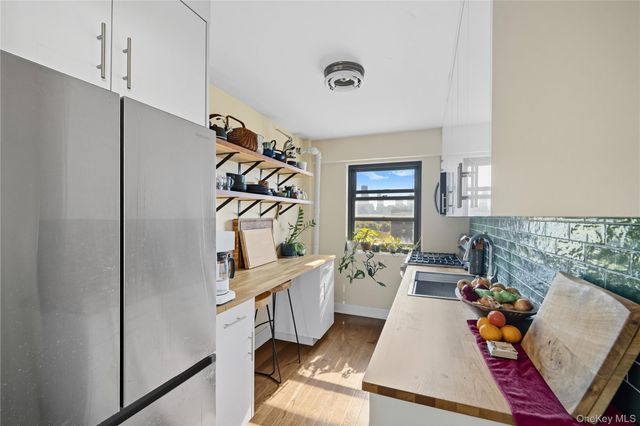 21-20 33rd Road 15C, Astoria, NY 11106