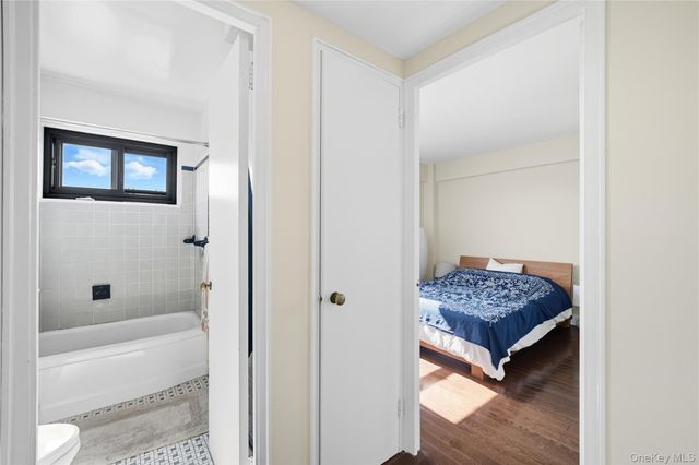 21-20 33rd Road 15C, Astoria, NY 11106