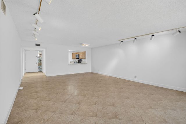 5533 Fairway Park Drive 103, Boynton Beach, FL 33437