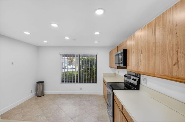 5533 Fairway Park Drive 103, Boynton Beach, FL 33437