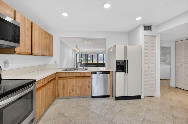 5533 Fairway Park Drive 103, Boynton Beach, FL 33437