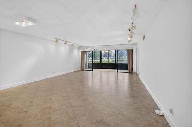 5533 Fairway Park Drive 103, Boynton Beach, FL 33437