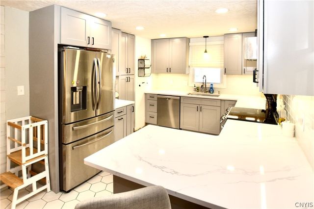 106 Pinewood Drive, Clay, NY 13090