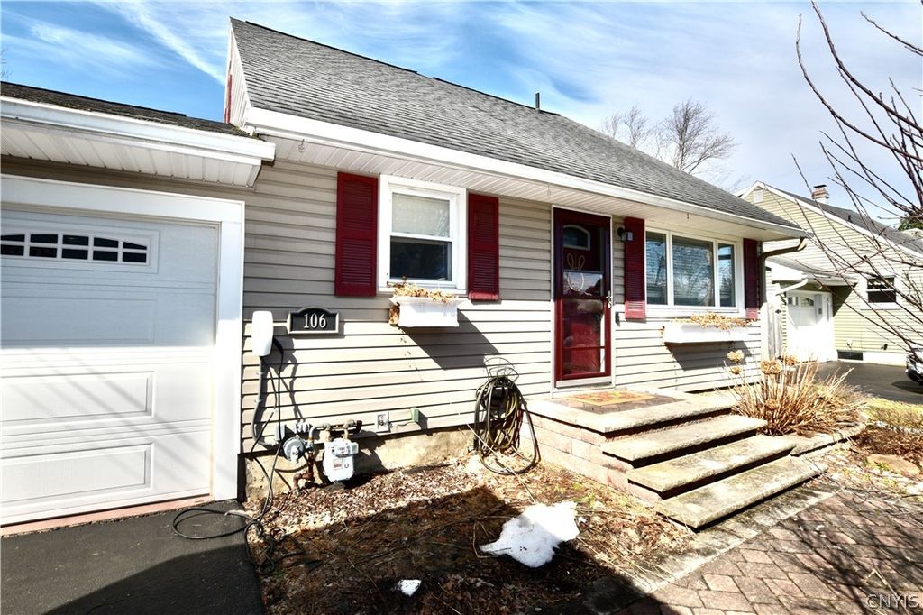 106 Pinewood Drive, Clay, NY 13090