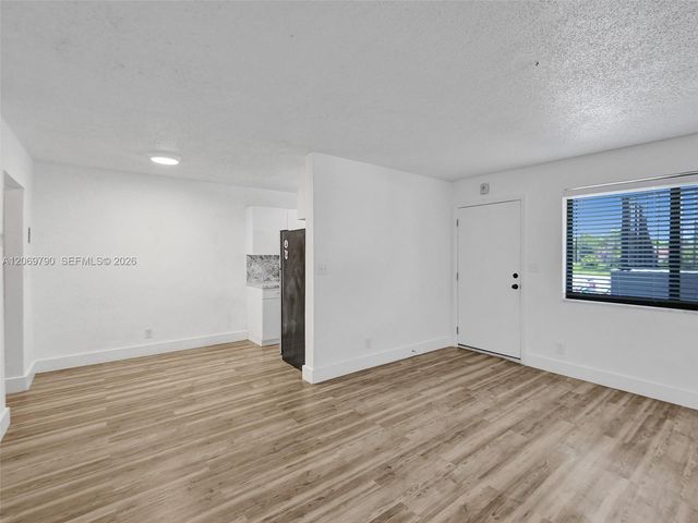 114 SE 8th Street 203, Hallandale Beach, FL 33009