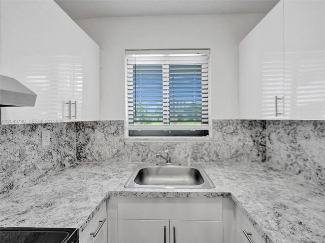 114 SE 8th Street 203, Hallandale Beach, FL 33009