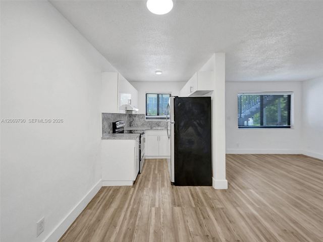 114 SE 8th Street 203, Hallandale Beach, FL 33009