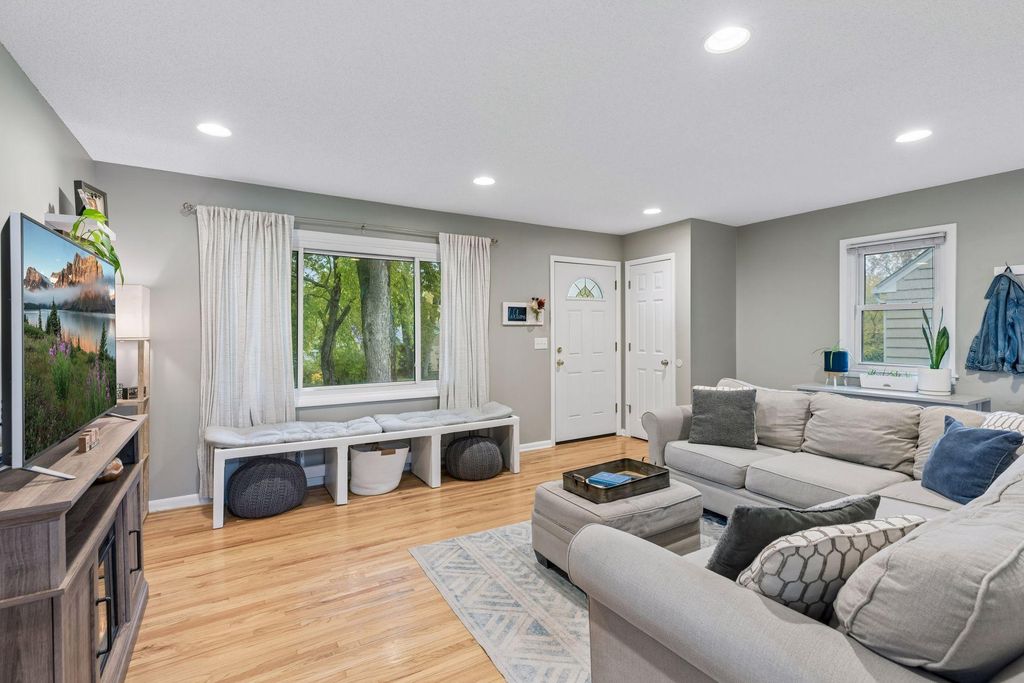 1917 Hillsboro Avenue N, Golden Valley, MN 55427 — photo 3
