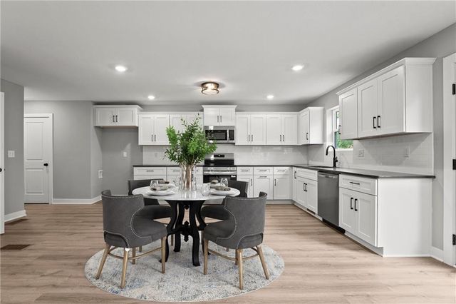 11226 N Oak Trafficway, Kansas City, MO 64155