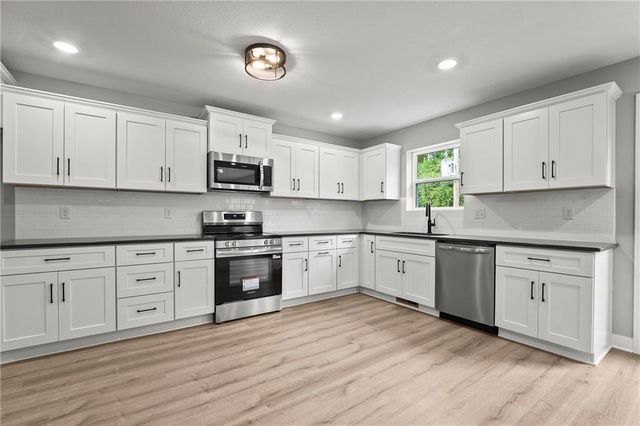 11226 N Oak Trafficway, Kansas City, MO 64155