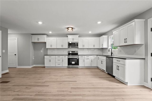 11226 N Oak Trafficway, Kansas City, MO 64155