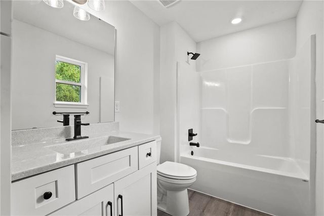 11226 N Oak Trafficway, Kansas City, MO 64155