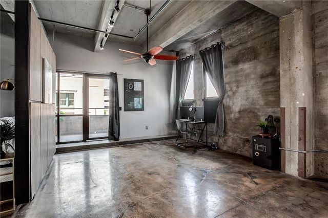 360 W Pershing Road 110, Kansas City, MO 64108