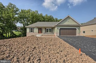 111 STARLIGHT LN, Lebanon, PA 17046