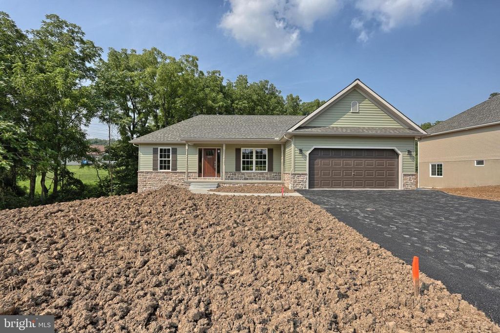 111 STARLIGHT LN, Lebanon, PA 17046