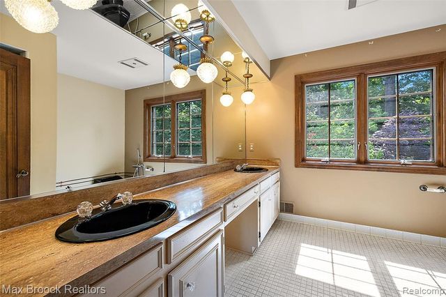 1574 Indianwood Court, Bloomfield Hills, MI 48302