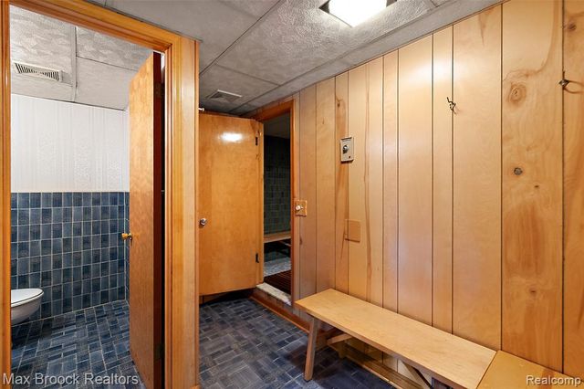 1574 Indianwood Court, Bloomfield Hills, MI 48302