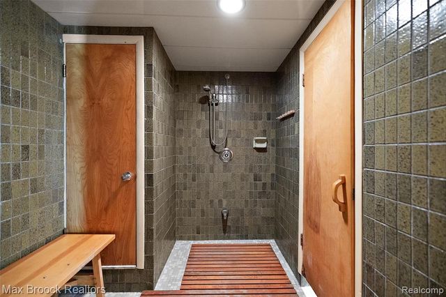 1574 Indianwood Court, Bloomfield Hills, MI 48302