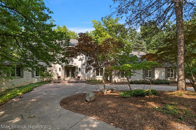 1574 Indianwood Court, Bloomfield Hills, MI 48302