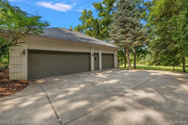1574 Indianwood Court, Bloomfield Hills, MI 48302