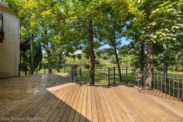 1574 Indianwood Court, Bloomfield Hills, MI 48302
