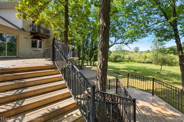 1574 Indianwood Court, Bloomfield Hills, MI 48302