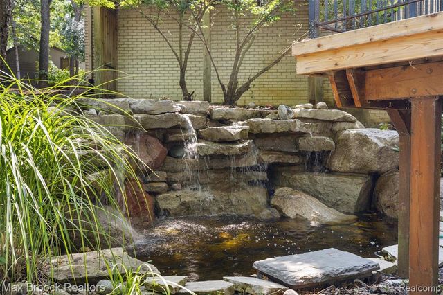 1574 Indianwood Court, Bloomfield Hills, MI 48302
