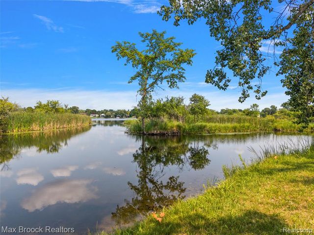 1574 Indianwood Court, Bloomfield Hills, MI 48302