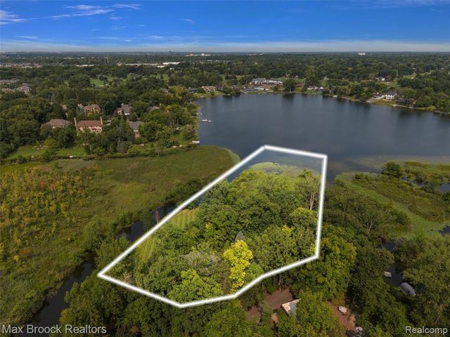 1574 Indianwood Court, Bloomfield Hills, MI 48302