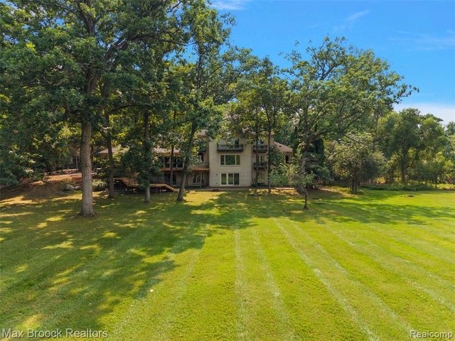 1574 Indianwood Court, Bloomfield Hills, MI 48302