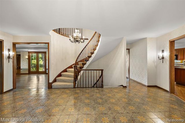 1574 Indianwood Court, Bloomfield Hills, MI 48302