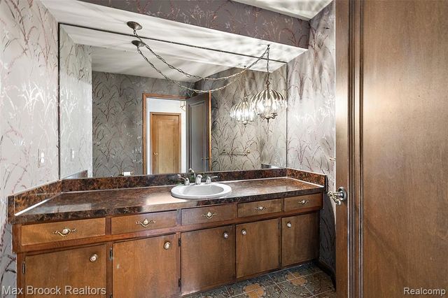 1574 Indianwood Court, Bloomfield Hills, MI 48302