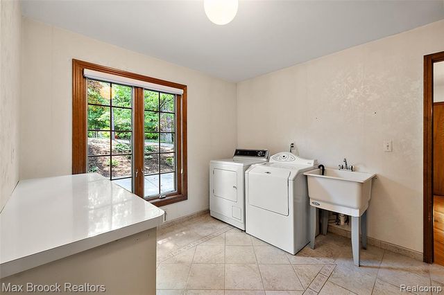 1574 Indianwood Court, Bloomfield Hills, MI 48302