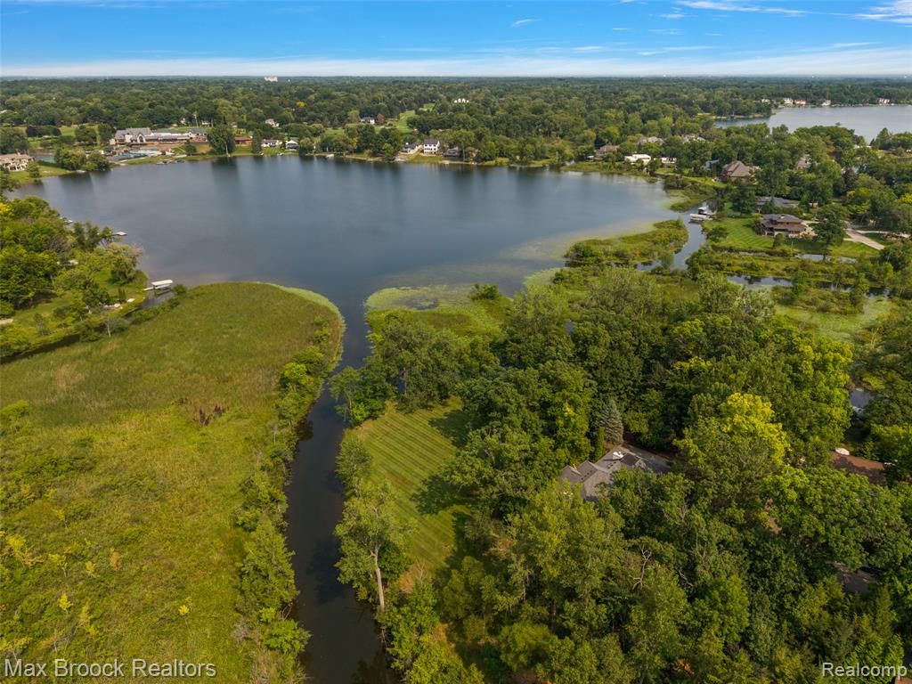 1574 Indianwood Court, Bloomfield Hills, MI 48302