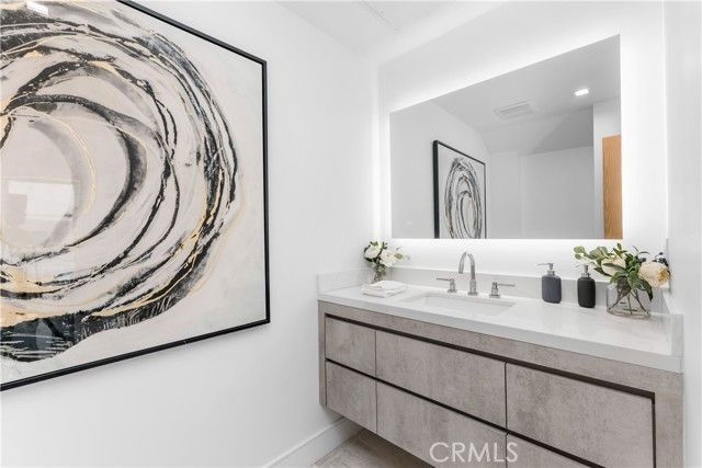 1035 N Vista Street, West Hollywood, CA 90046